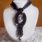 Collier pendentif Midnight Daisy vêtu de perles noires avec des cristaux de Swarovski